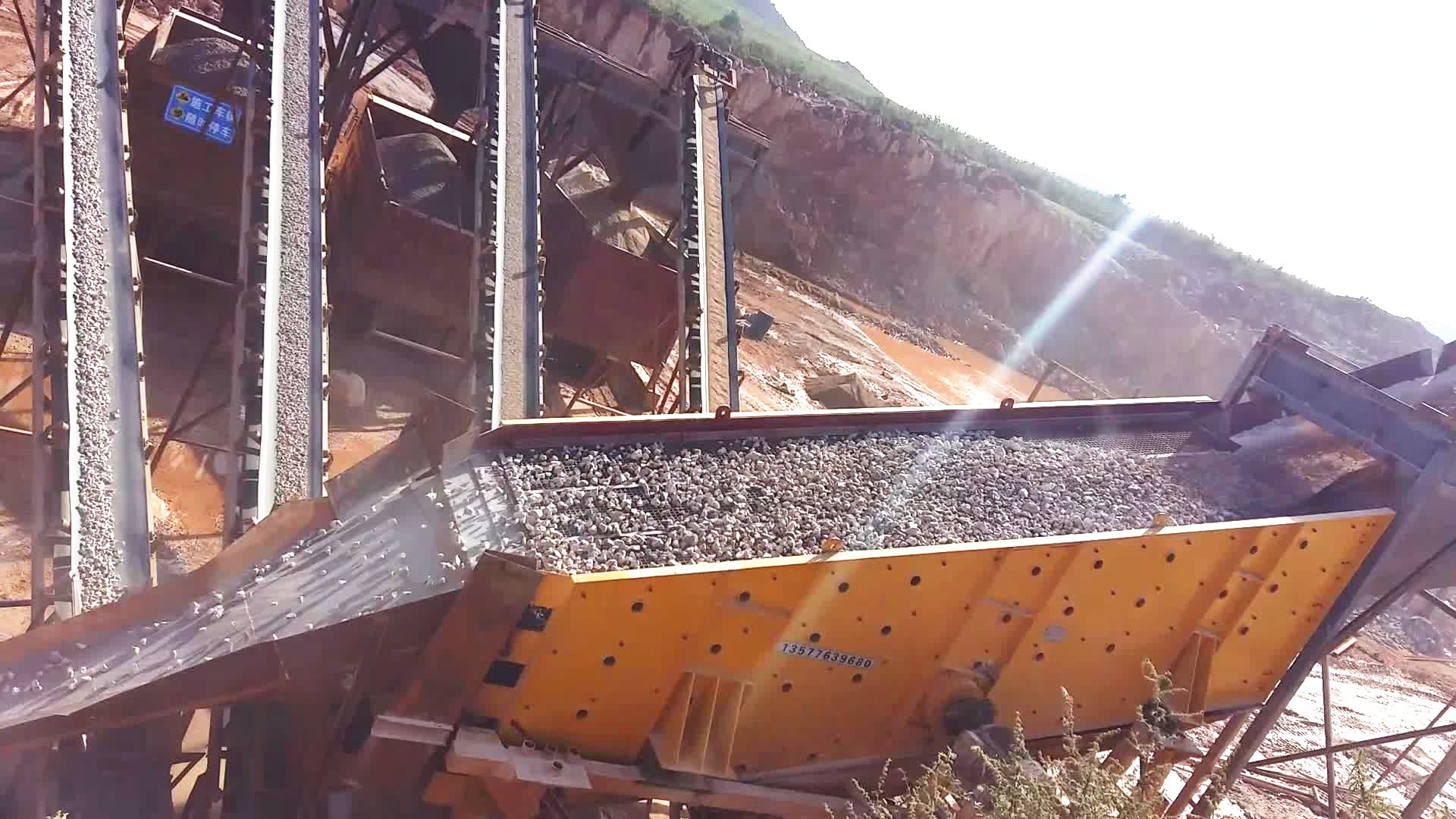 云南陸良日產(chǎn)3000噸二合一石灰石生產(chǎn)線現(xiàn)場三